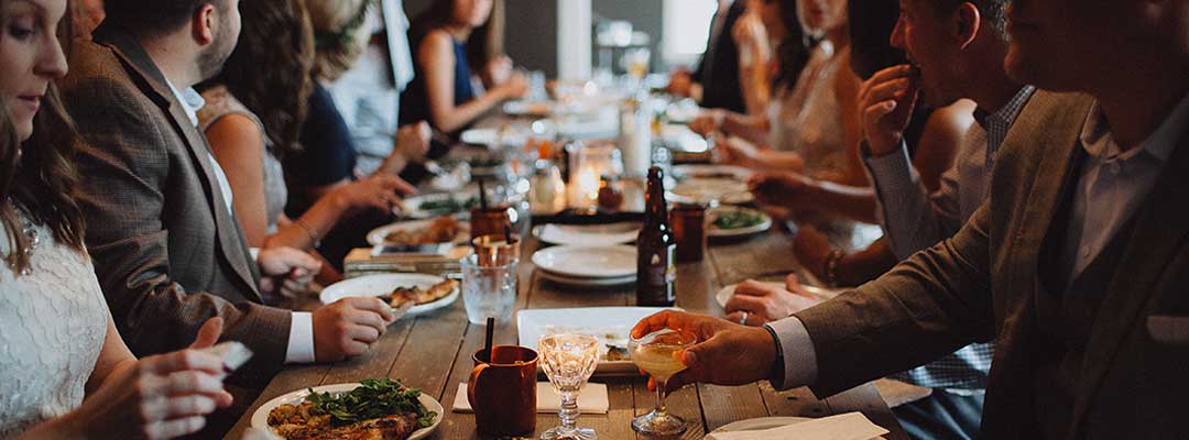 Claves para vestir en fiestas de empresa (hombres y mujeres)