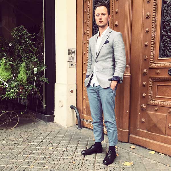 Hombre en fiesta de empresa de día